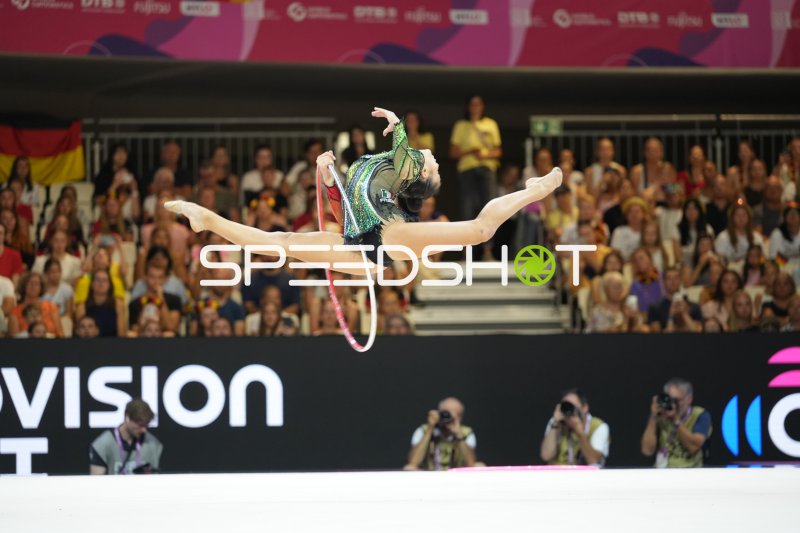 Gymnastin bei spektakulärem Sprung mit Reifen bei der Rhythmischen WM Frankfurt