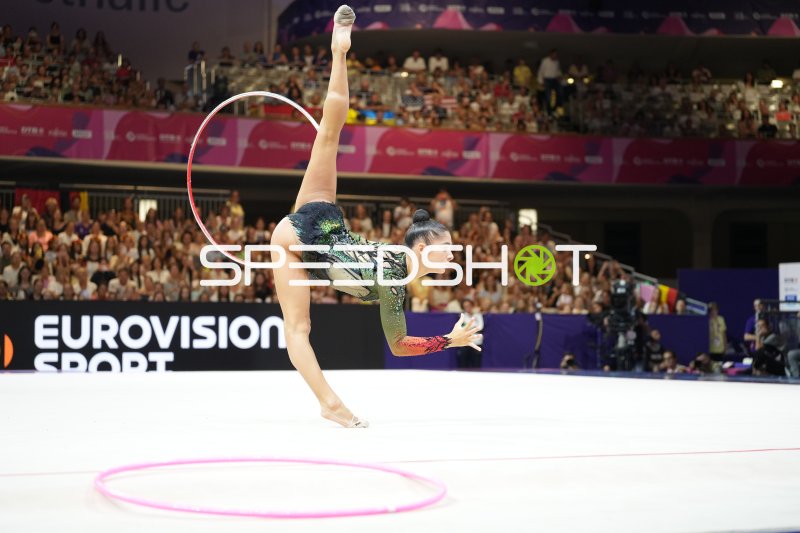 Gymnastin mit Reifen bei spektakulärer Balance-Aktion in der Festhalle Frankfurt