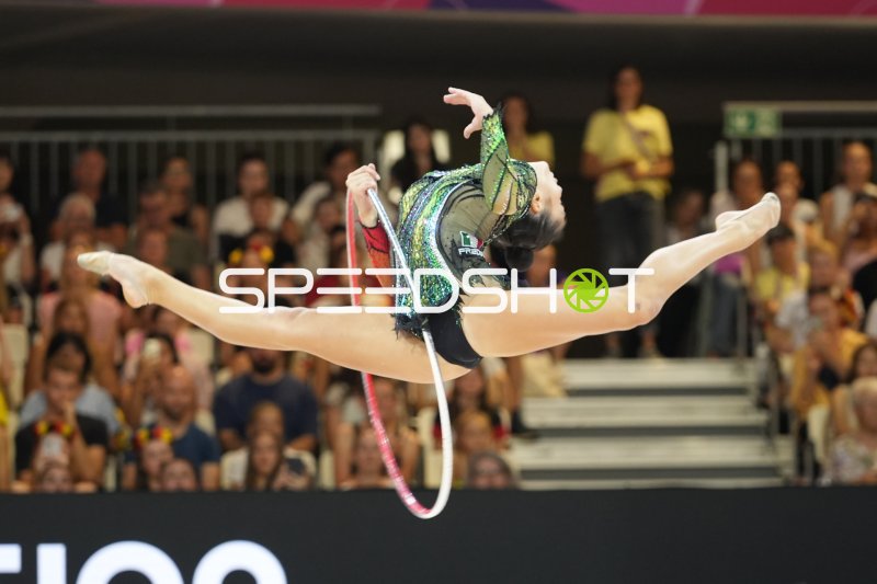 Italienische Gymnastin mit Reifen im Spagat-Sprung bei der WM Frankfurt