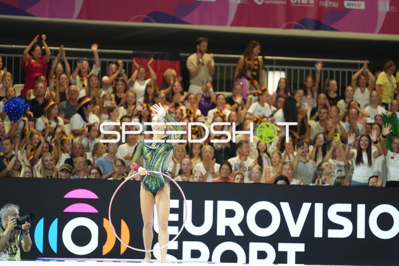 Rhythmische Sportgymnastin mit Reifen bei der WM in Frankfurt