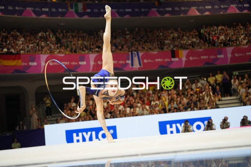 Rhythmische Gymnastin aus Deutschland mit Reifen bei der WM in Frankfurt
