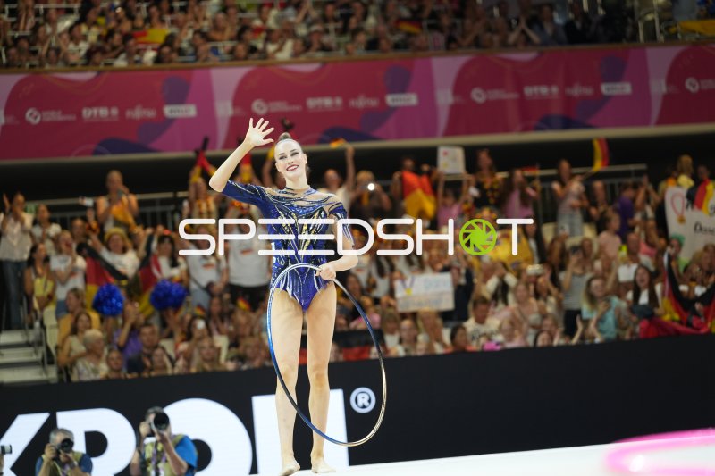 Deutsche Gymnastin mit Reifen winkt jubelndem Publikum bei Weltmeisterschaft