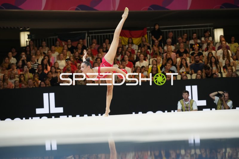 Gymnastin bei Ballübung in der Festhalle Frankfurt