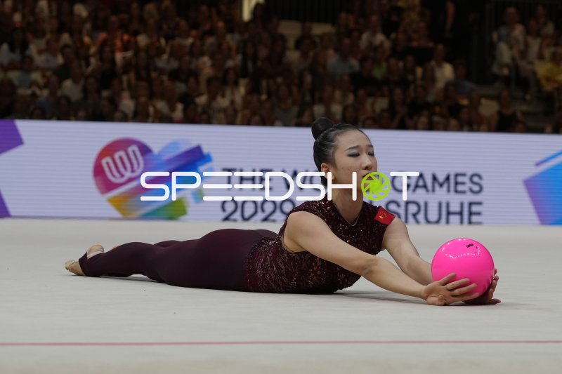 Chinesische Gymnastin bei Bodenübung mit Ball bei der Rhythmischen WM