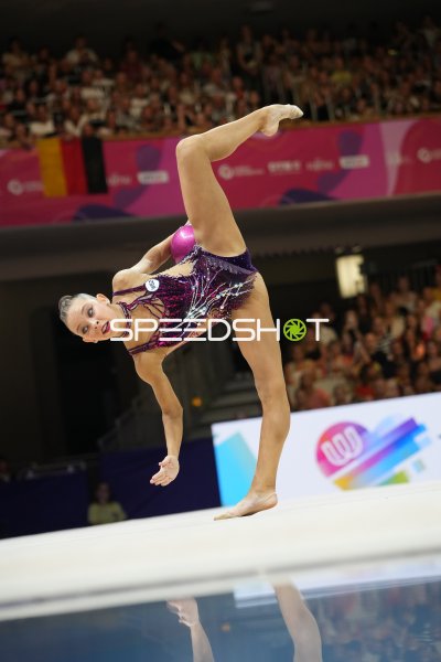 Gymnastin bei akrobatischer Balance-Übung bei der Rhythmischen Sportgymnastik-WM