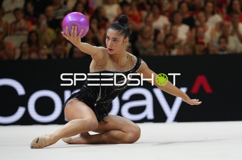 Gymnastin aus Italien mit Ball bei der Weltmeisterschaft der rhythmischen Sportgymnastik in Frankfurt