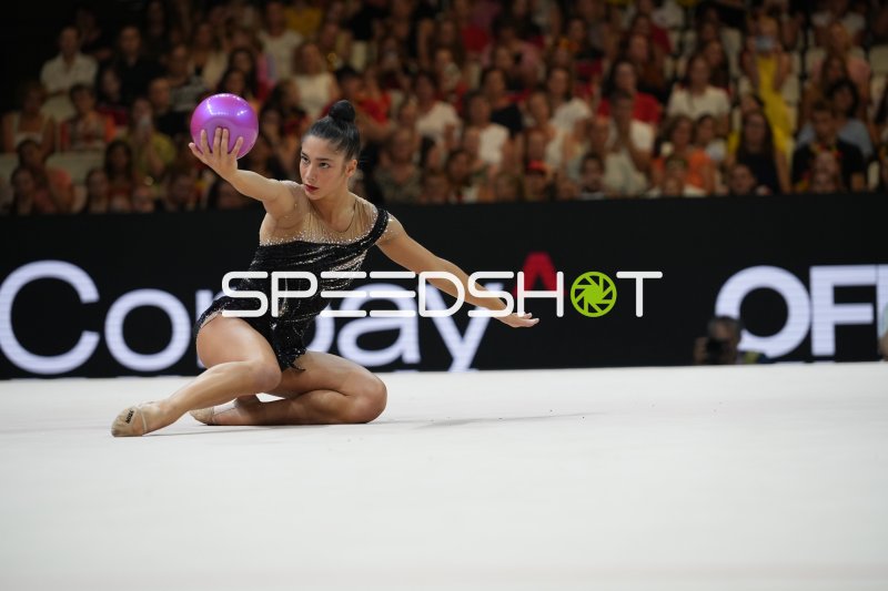 Gymnastin mit Ball bei der Rhythmischen Sportgymnastik WM in Frankfurt