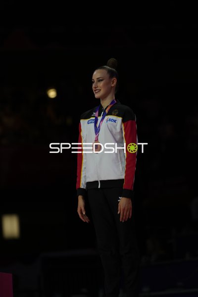 Deutsche Gymnastin mit Bronzemedaille bei der Siegerehrung in Frankfurt