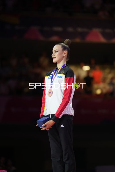 Deutsche Gymnastin mit Bronzemedaille bei der Siegerehrung der Rhythmischen WM 2026
