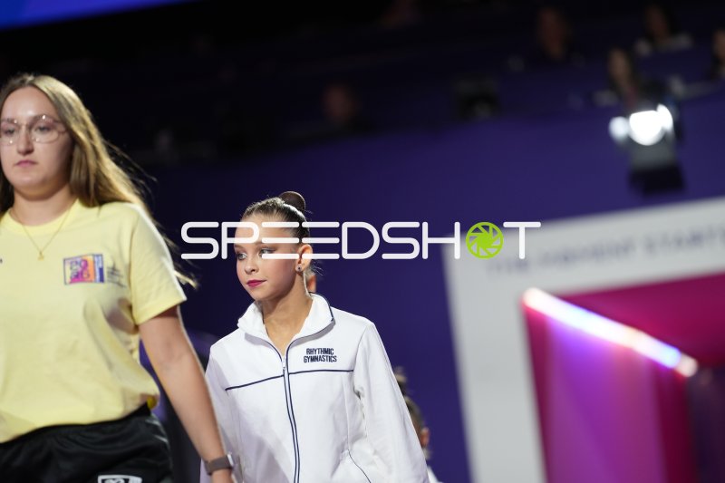 Turnerin beim Einmarsch zur Rhythmischen Sportgymnastik-WM in Frankfurt