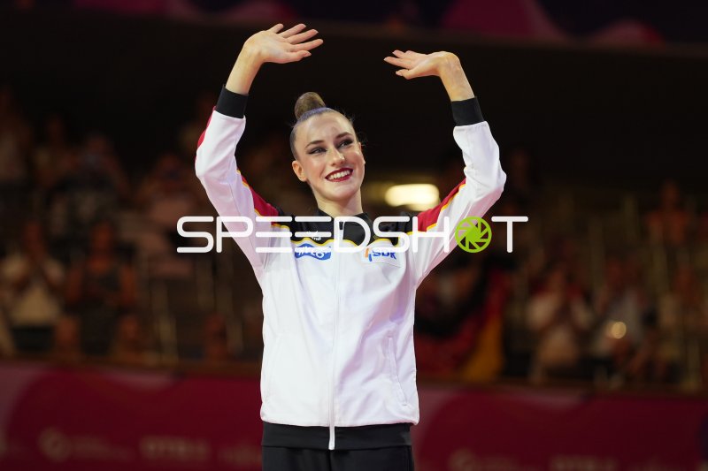 Deutsche Gymnastin jubelt bei der Rhythmischen Sportgymnastik-WM in Frankfurt