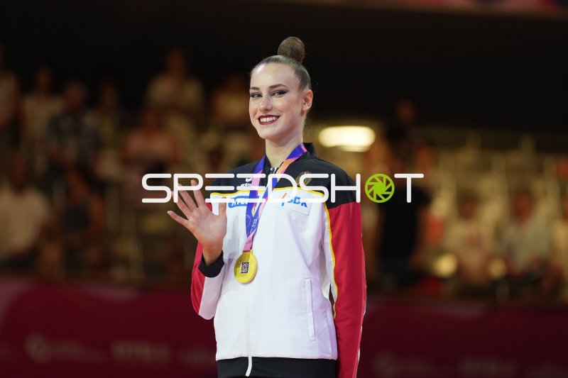 Deutsche Gymnastin mit Goldmedaille bei der Siegerehrung in Frankfurt