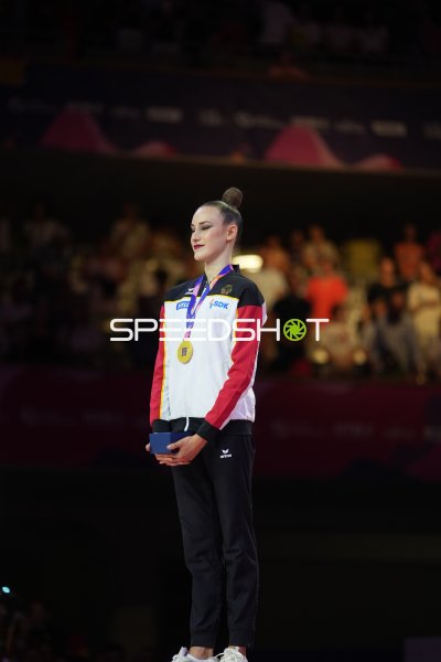 Deutsche Gymnastin mit Goldmedaille bei der Siegerehrung der WM 2026