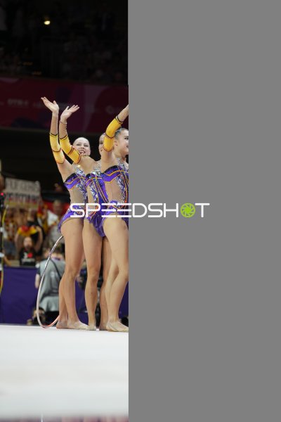 Gruppengymnastinnen winken dem Publikum bei der Rhythmischen Sportgymnastik-WM