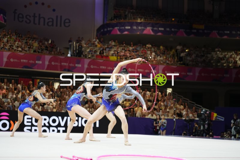 Gruppenübung von Team Japan mit Reifen und Stäben bei der Rhythmischen Sportgymnastik-WM in Frankfurt