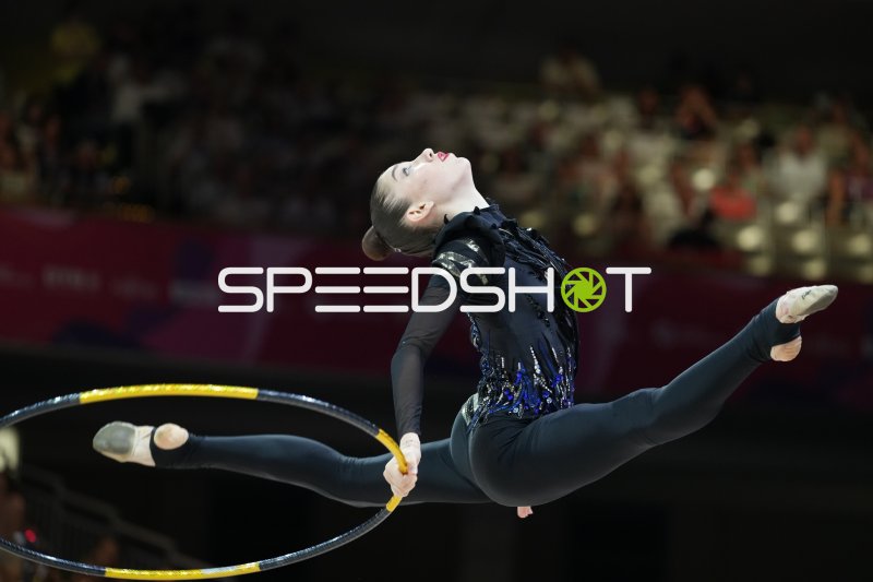 Turnerin aus Team Ukraine mit Reifen beim Sprung bei der Rhythmischen Sportgymnastik WM 2026