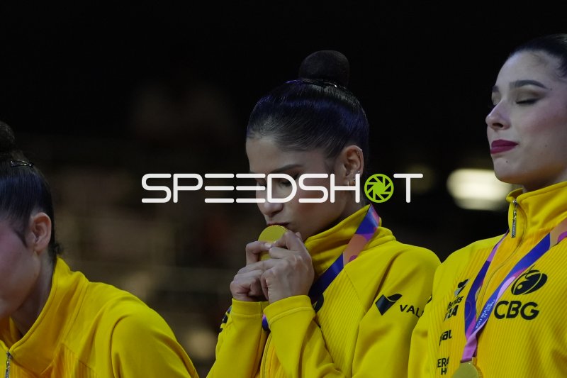 Brasilianische Turnerin küsst Goldmedaille bei Siegerehrung in Frankfurt