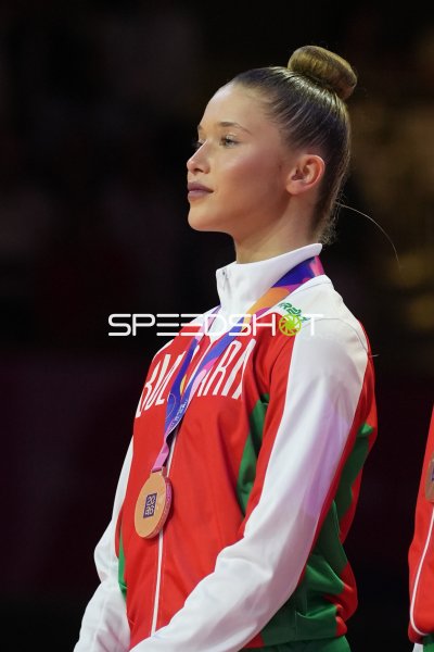 Bulgarische Gymnastin mit Bronzemedaille bei der Siegerehrung