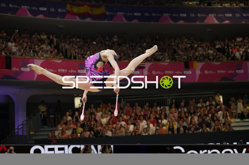 Chinesische Gymnastin mit Keulen beim Sprung bei der Rhythmischen WM Frankfurt