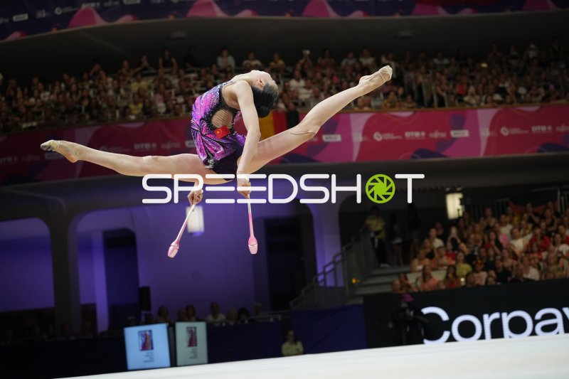 Chinesische Gymnastin mit Keulen beim Weltmeisterschafts-Sprung in Frankfurt