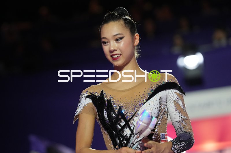 Gymnastin bei der Siegerehrung der Rhythmischen Sportgymnastik-WM in Frankfurt