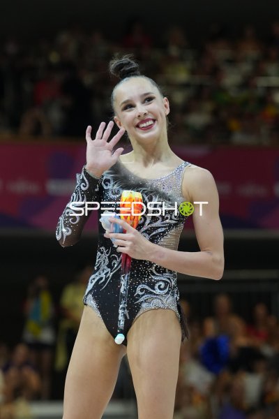 Mariia Borisnova winkt dem Publikum bei der Rhythmischen Sportgymnastik-WM in Frankfurt
