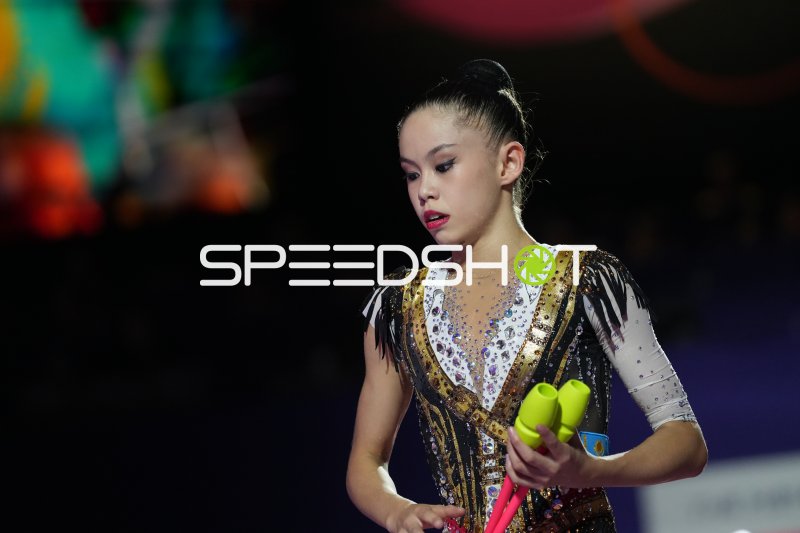 Gymnastin mit Keulen bei der Rhythmischen Sportgymnastik-WM in Frankfurt