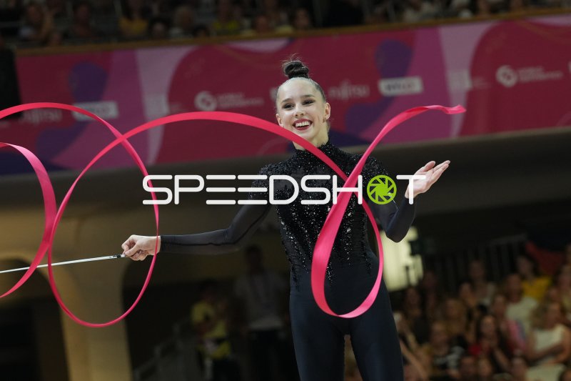 Gymnastin mit Band-Kür bei der Weltmeisterschaft der rhythmischen Sportgymnastik in Frankfurt