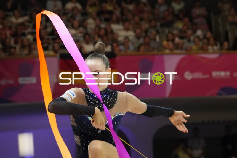 Rhythmische Sportgymnastik WM 2026: Turnerin mit Band in der Festhalle Frankfurt
