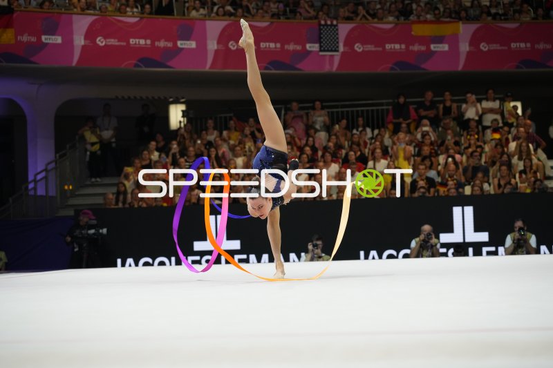 Darja Varfolomeev bei Bandübung mit Handstand in der Festhalle Frankfurt