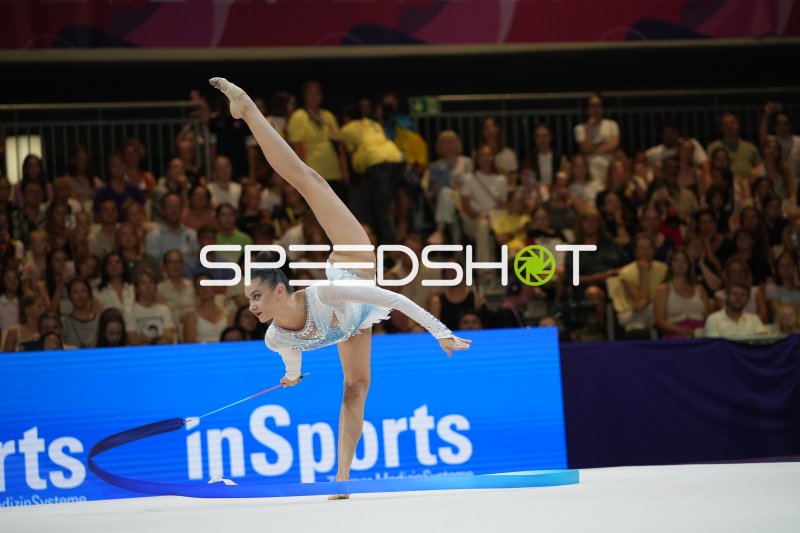 Rhythmische Sportgymnastik – Turnerin mit Band bei der WM in Frankfurt