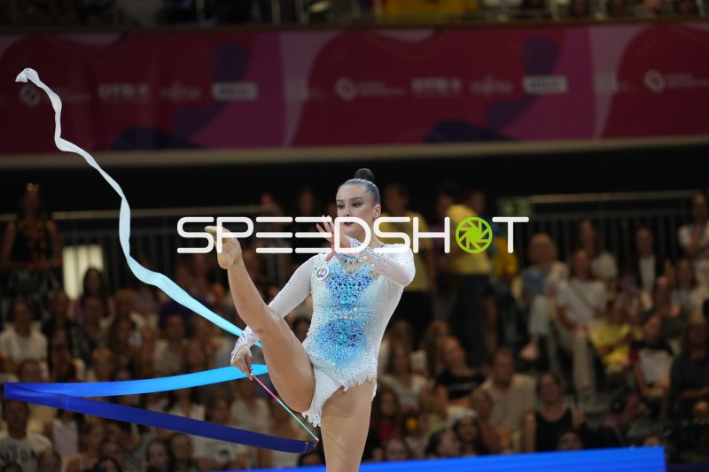 Rhythmische Sportgymnastik – Turnerin mit Band bei der WM in Frankfurt