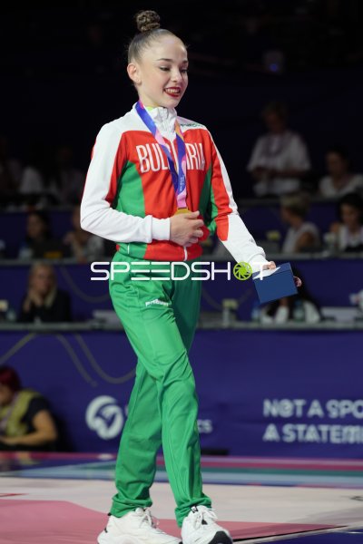 Bulgarische Gymnastin mit Goldmedaille bei der Siegerehrung