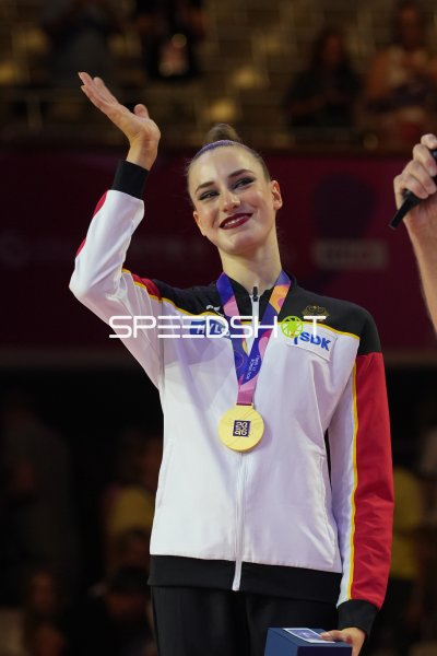 Darja Varfolomeev mit Goldmedaille bei der Siegerehrung der WM 2026