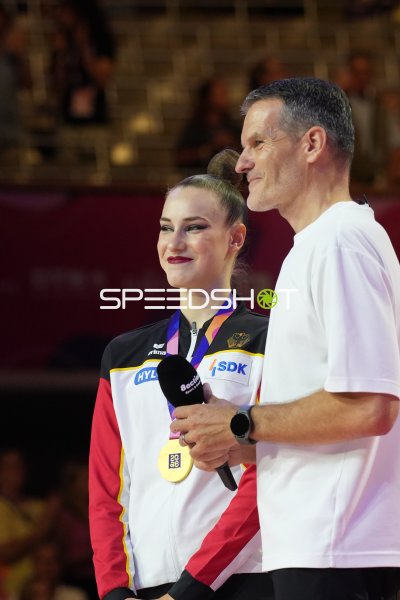 Deutsche Gymnastin mit Goldmedaille beim Interview in der Festhalle Frankfurt