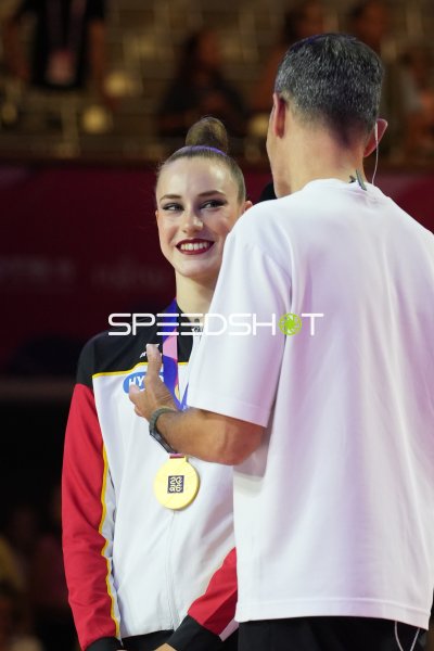 Goldmedaillen-Gewinnerin Darja Varfolomeev bei der Siegerehrung der Rhythmischen Sportgymnastik-WM 2026