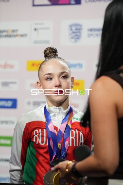 Bulgarische Gymnastin mit Goldmedaille beim Interview in Frankfurt