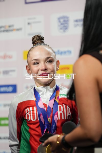 Bulgarische Gymnastin mit Medaillen beim Interview in Frankfurt