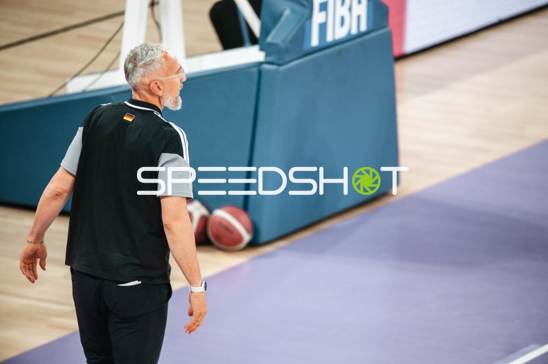 Trainer Team Deutschland u16w an der Seitenlinie in Pitesti