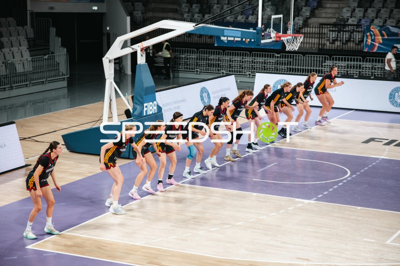 Team Deutschland u16w beim Aufwärmen in der Pitesti Arena