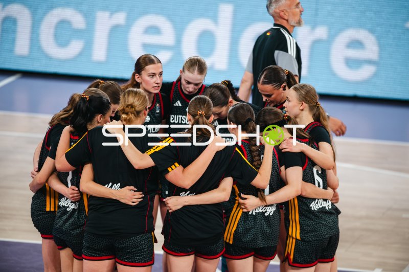 Nele Prowaznik (#18; Team Deutschland u16w 2026) im Mannschaftskreis