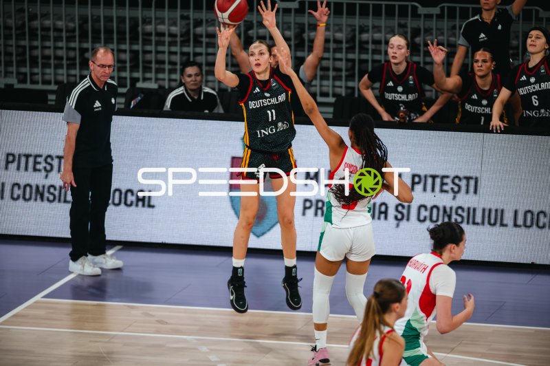 Jamie Zentgraf (#11; Deutschland u16w) beim Sprungwurf gegen Hungary