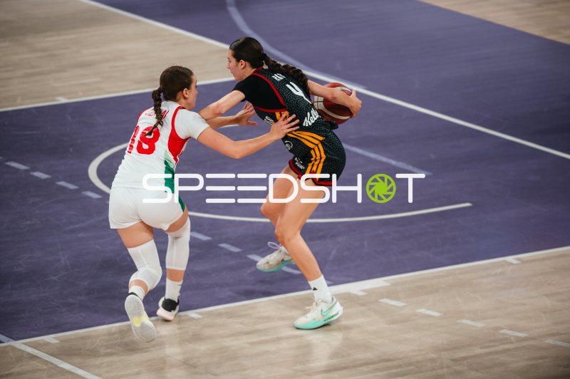 Clara Rink (#4; Deutschland u16w) im Zweikampf gegen Hungary