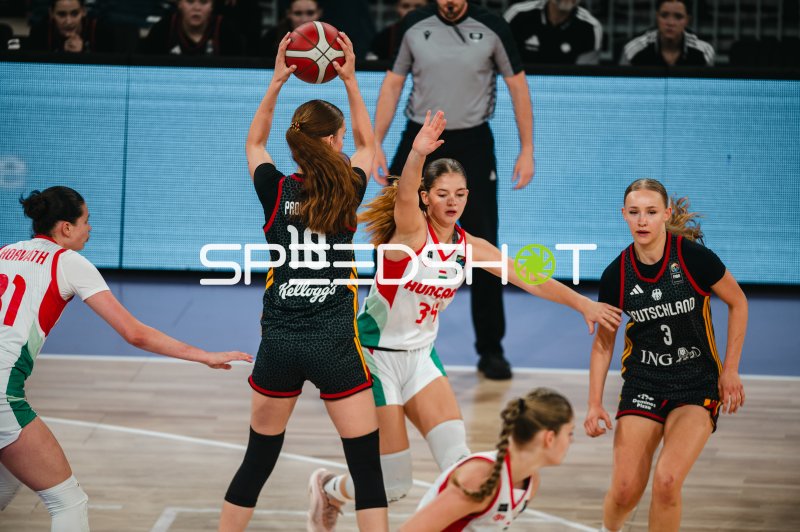 Nele Prowaznik (#18; Deutschland u16w) im Angriff gegen Hungary