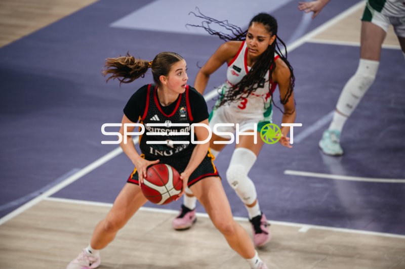 Ella Schrader (#9; Deutschland u16w) im Zweikampf gegen Eva Samson-Erckovi (#3; Hungary)