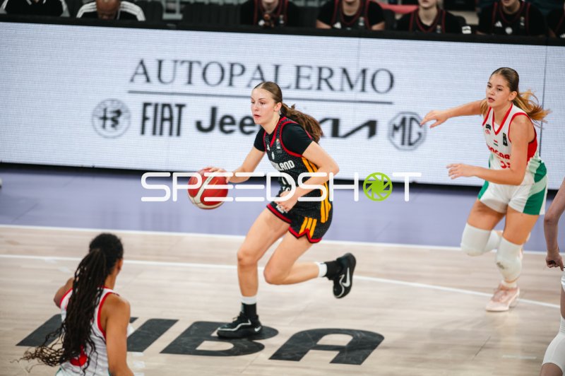 Deutschland u16w beim Dribbling gegen Hungary in der Pitesti Arena