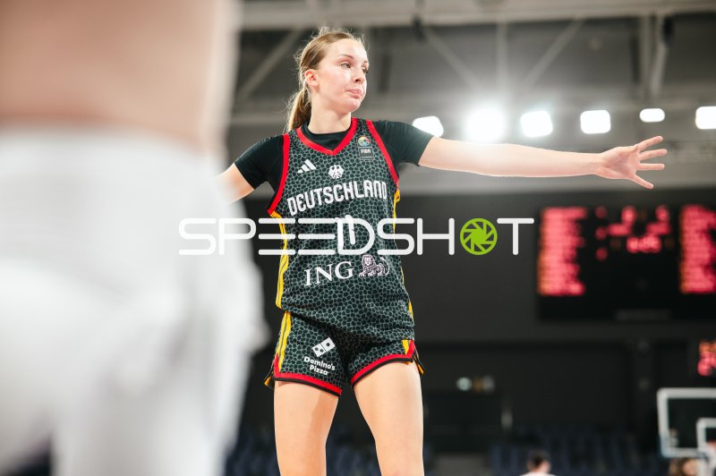 Jamie Zentgraf (#11; Deutschland u16w) im Spielaufbau