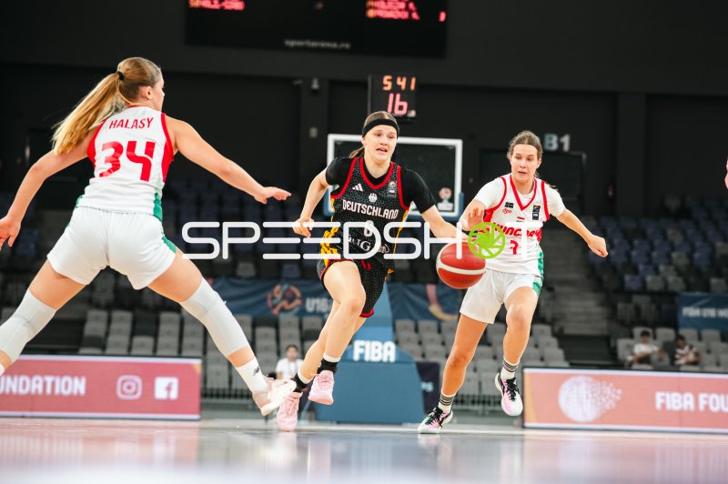 Emilia Atsur (#6; Deutschland u16w) im Dribbling gegen Hungary