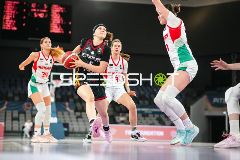 Emilia Atsur (#6; Deutschland u16w) beim Korbanlauf gegen Hungary