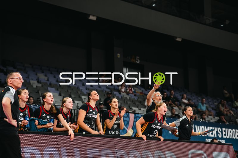Deutschland u16w Trainerbank fiebert beim Women's Euro mit